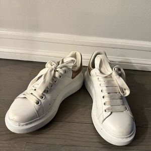 ALEXANDER MCQUEEN
Oversized Sneaker